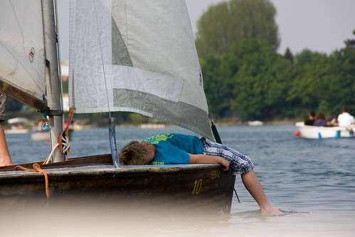 Un niño se moja los pies en el Alte Donau