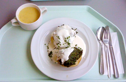 Kohlrabisuppe + Farmerkartoffel mit Sauerrahm und Blattspinat / kohlrabi soup + potato with sour cream and leaf spinach