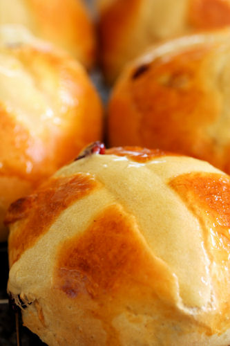 baked hot cross buns 1749 R