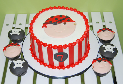 pirate cake for a  boy's 7th birthday and coordinating cupcakes