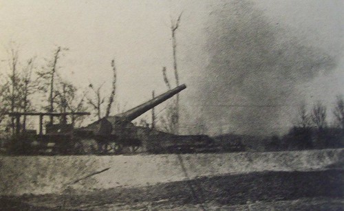 CAPI - Bateria de 320mm a fazer fogo em 12 de Março de 1918, em Soupir, nas margens do Aisne. Foto de Dr. Fernando Correia