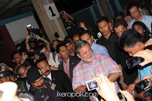 Sultan of Johor drives the last train out of Tanjong Pagar