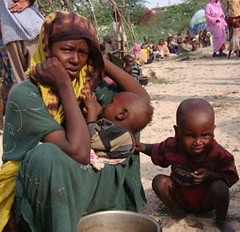 等待人道救援的索馬利亞難民。圖片節錄自：Mustafa Abdi/AFP/Getty Images。