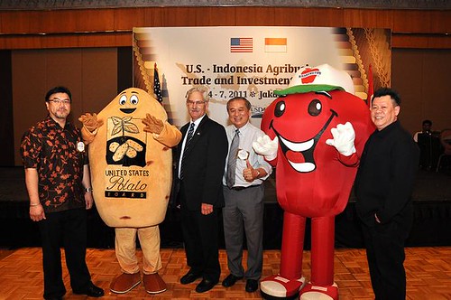 Acting Under Secretary Scuse stands with representatives from U.S. agricultural cooperators at the Food and Hotel Indonesia show on April 5. (Photographer, Rifky Suryadinata, U.S. Embassy, Jakarta)