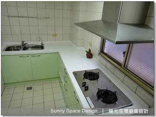 廚房設計-新莊復興路一段林小姐L型廚具：韓國人造石檯面+木心板桶身+6面結晶鋼烤
