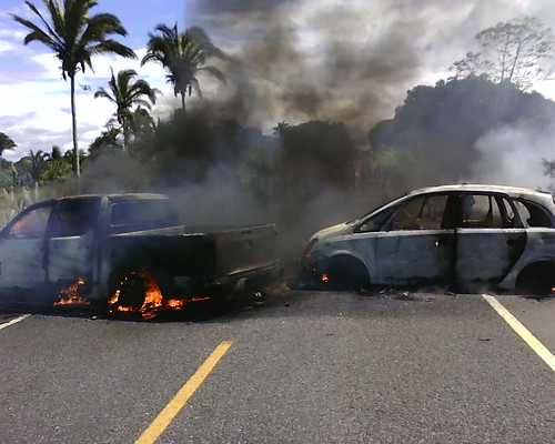 Após assaltos, carros são incendiados em Viçosa