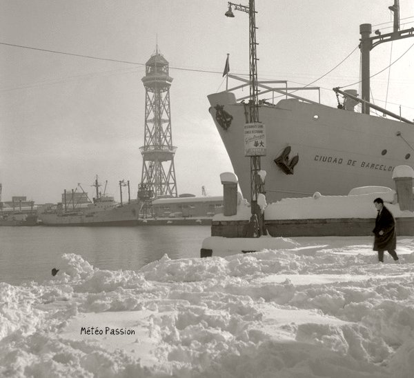 port de Barcelone recouvert d'une neige épaisse en décembre 1962