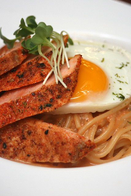 Mentaiko spaghetti with salmon tataki