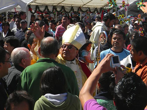 Monseñor saludando a su pueblo guatemalteco.