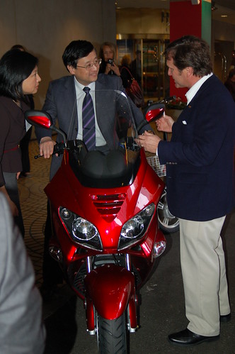 ZAP Founder showing electric motorcycle to Chien Lu, Party Secretary from Shanghai's Yangpu Province.