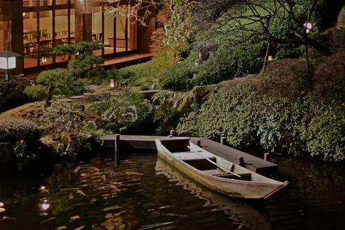 鶯啼庵の池と舟
