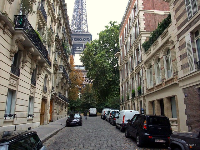 Tower Eiffel: Allée Paul Deschanel: Rue de l'Université: Paris: September 2010 v3