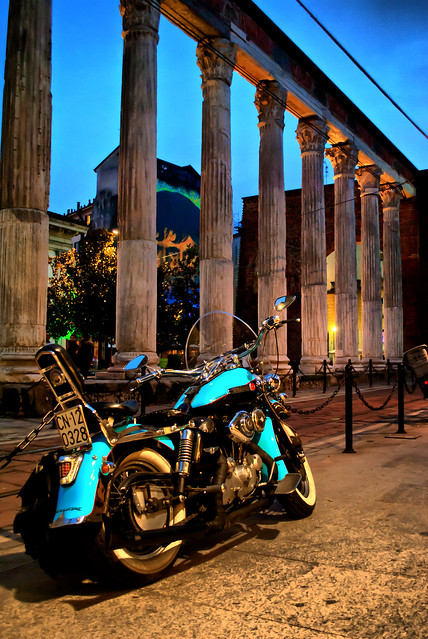 Motocicleta en las Columnas de San Lorenzo