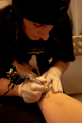 Under the needle Maria Karlsson Tags tattoo needle makingof nl tatuering