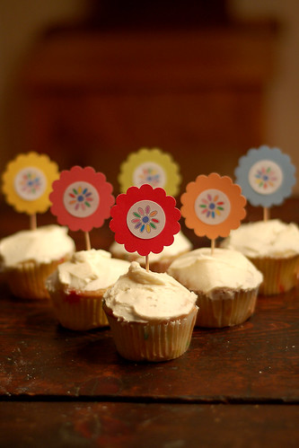 Daisy Girl Scout cupcakes.