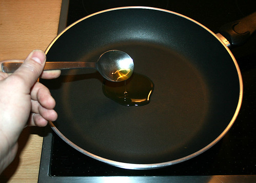 03 Frosta Hähnchen Curry - Öl in Pfanne geben