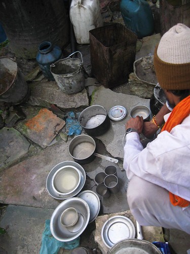 Lavando recipientes con agua del mismo Ganges.