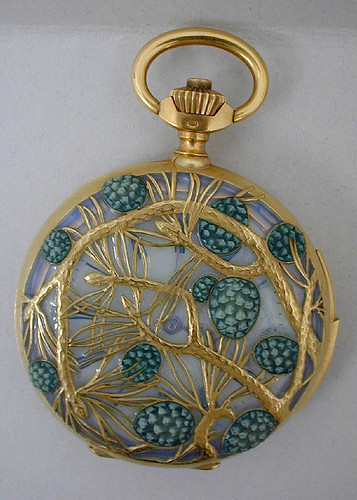 010-Caja de reloj decorado con piñas-Lalique 1900-© Les Arts Décoratifs