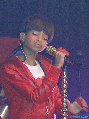 Willow Smith performs!