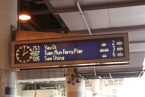 In both English and Chinese, it tells you the route, number of vehicles in the train, and the time until arrival