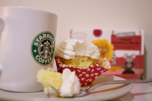 Can't say no to Starbuck's cupcake~