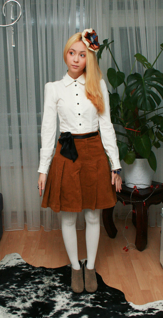 рыжая юбка H&M белая блуза с рюшами черный атласный бант шляпка.ободок браслет с якорем юбка в складку H&M accessories Glitter DIY hat brown skirt 