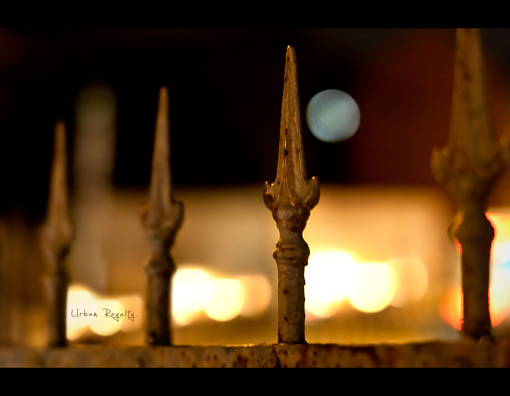 Day 129, 129/365, Project 365, Bokeh, light, fence, 50mm, moon, urban, royalty, urban royalty, project365, f1.4, Sigma 50mm F1.4 EX DG HSM, rust, old, worn down, spikes, patina