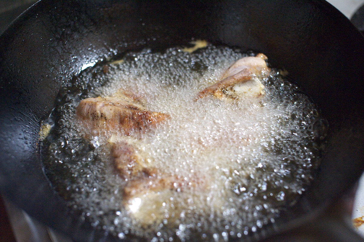 豚のスペアリブ　黒酢ソース煮　揚げ中