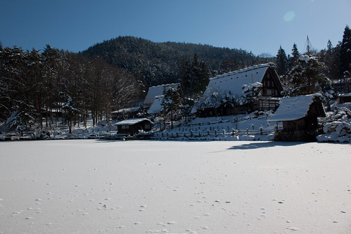 La aldea y su lago congelado