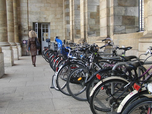 aparcamiento de bicicletas en el patio del ayuntamiento
