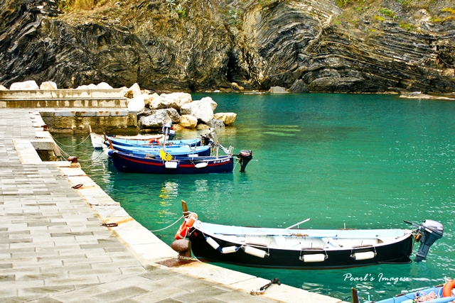 色彩鮮艷的小船徜徉在地中海