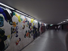 地下鉄の壁面にモダンアート