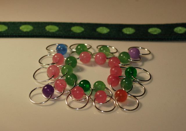 Nr. 20-11 - Pakke - Bokmerke i grønne farger + markører med perler av Jade - 10 + 10 + 4. Tynn sølvfarget wire, rund, 4,5 mm.  IMG_4545