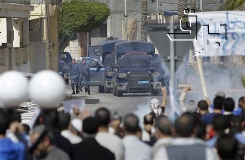 Anti-Qadafi crowds attacked with tear gas, March 2011