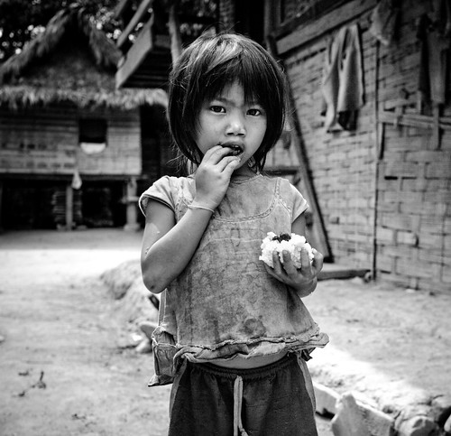 少女 ラオス 「茶色い髪」の少女――ラオス奥地で突きつけられた「貧困」の現実