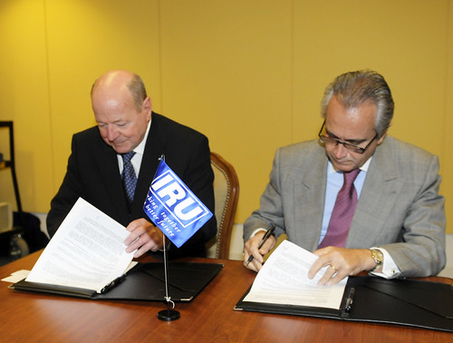 OEA y la Unión Internacional de Transporte Terrestre firman Acuerdo de Cooperación