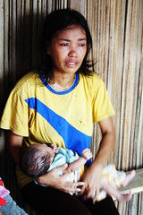 圖片提供：王郁萱。住在西帝汶再安置地Ko'a的前東帝汶難民，想念 遠在東帝汶的母親，她說他們在這的生活困苦，沒錢回去，如果媽媽在另 一邊的生活還過得去，請過來看她、她的丈夫和小孩。