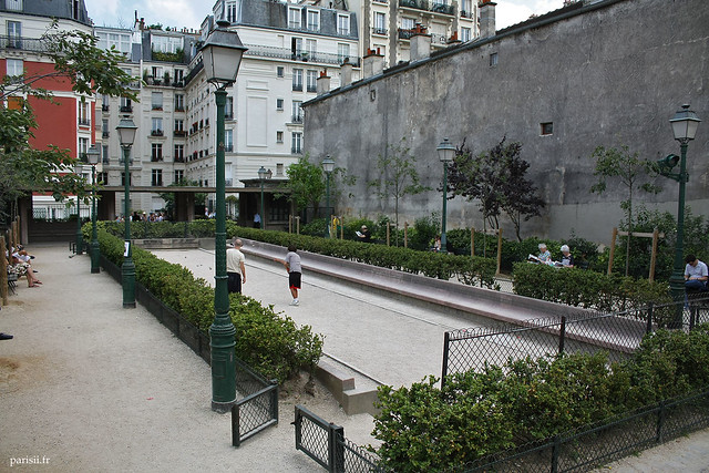 En plein quartier de Montmartre, on peut jouer à la pétanque, tranquillement