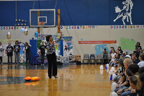 Angela Olige, assistant commissioner of Texas Department of Agriculture gives the children a lesson on healthy eating and exercise.