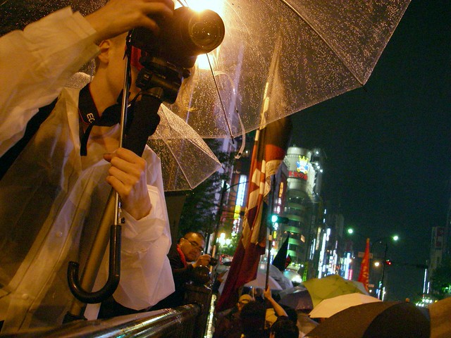 Demonstrators rushed into the kabukichou! :  Mayday for freedom and lives