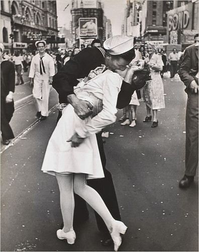 times square kiss 1945. quot;The Kissquot; 1945 (VJ Day)