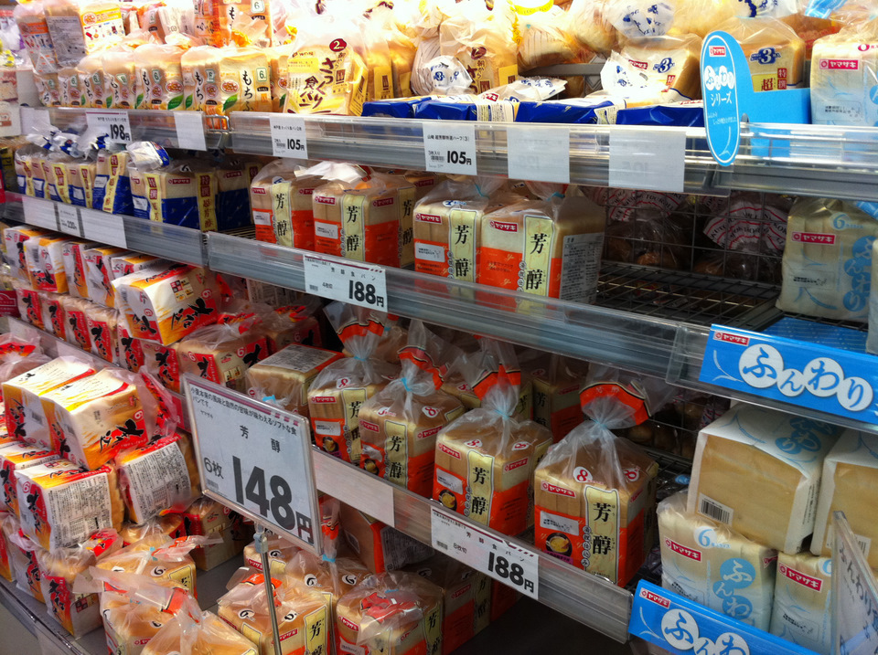 Lots of different bread brands at differing prices