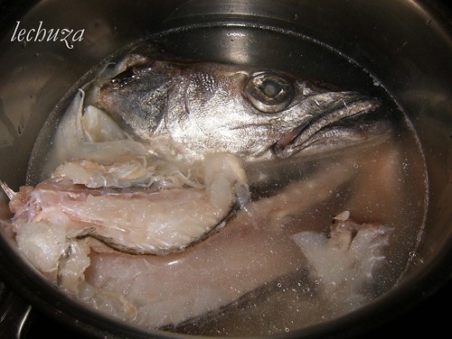 Albondigas de pescado-preparar caldo pescado.