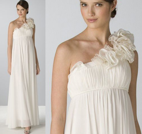 Simple wedding dress with a comfortable material used with model strapless 