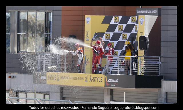 Regándose con champán en el podio de MotoGP