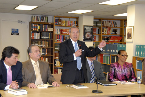 Embajador de Costa Rica ante la OEA presentó su libro de cuentos en la Biblioteca Colón