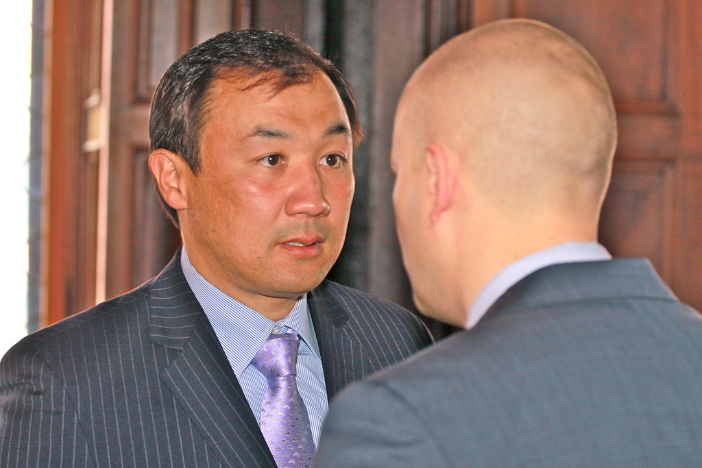 : Director N. Sauranbayev und Minister Counselor Denis Rogov