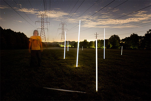 Mágica do mundo real: Richard Box usa o campo eletromagnético de torres de alta tensão para acender lâmpadas