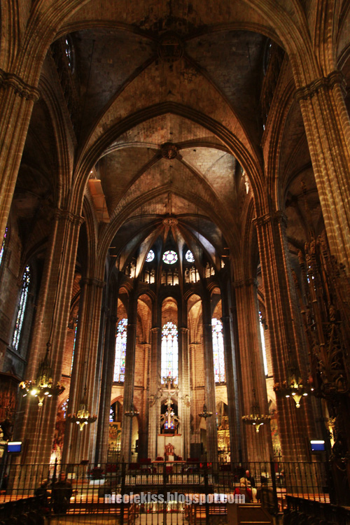 interior of barcelona cathedral