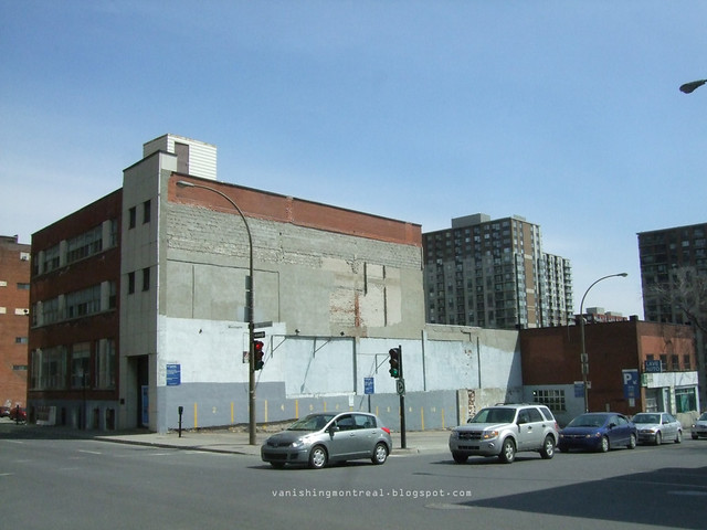 Abandon building near Bell Center 8